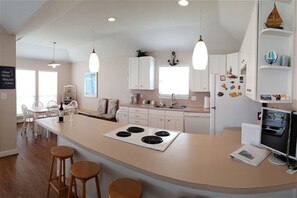 Køleskab, mikrobølgeovn, ovn, kogeplade