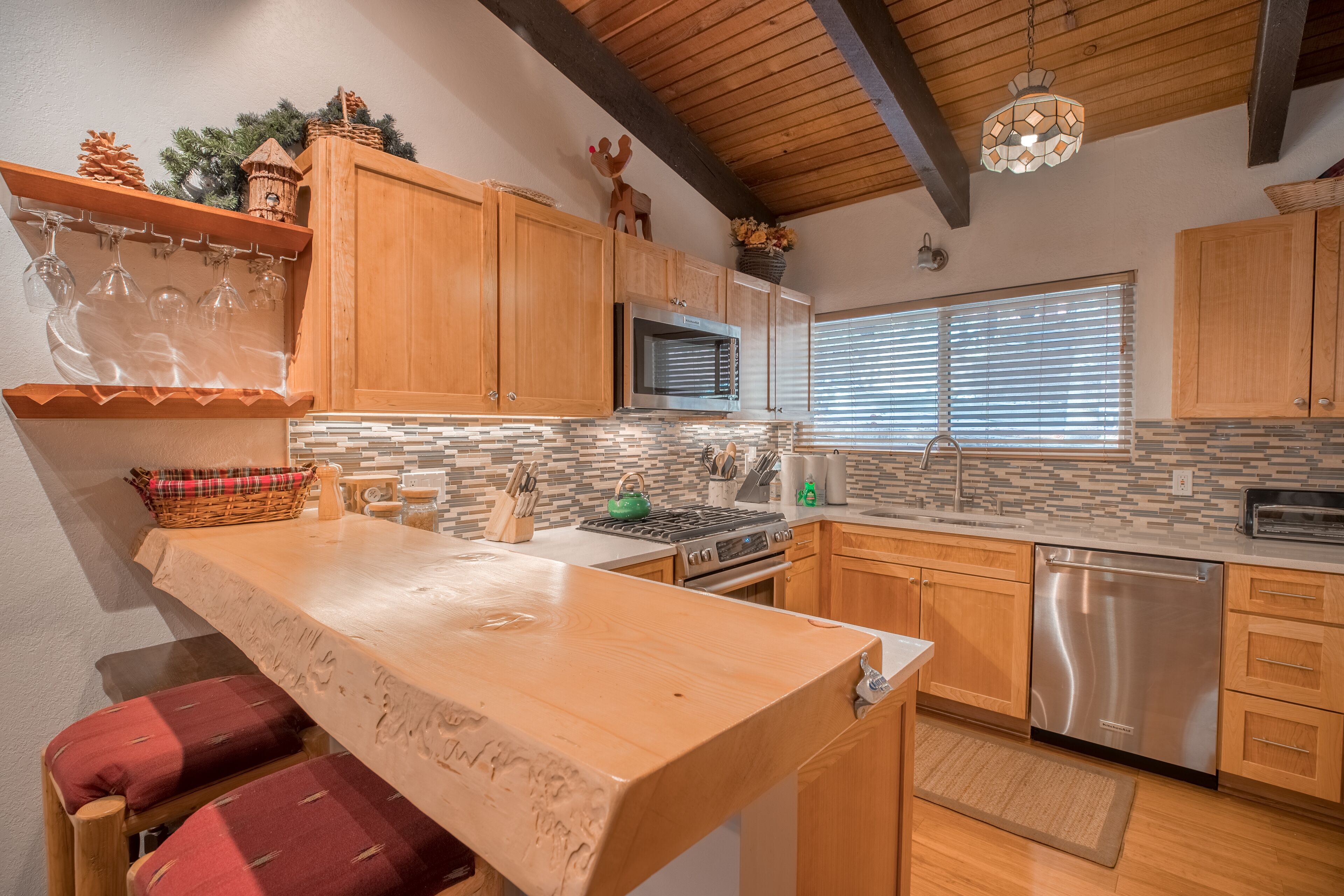 Remodeled 2BR/2BA Condo Walk to Canyon Lodge FREE WIFI Best Jacuzzi in Mammoth