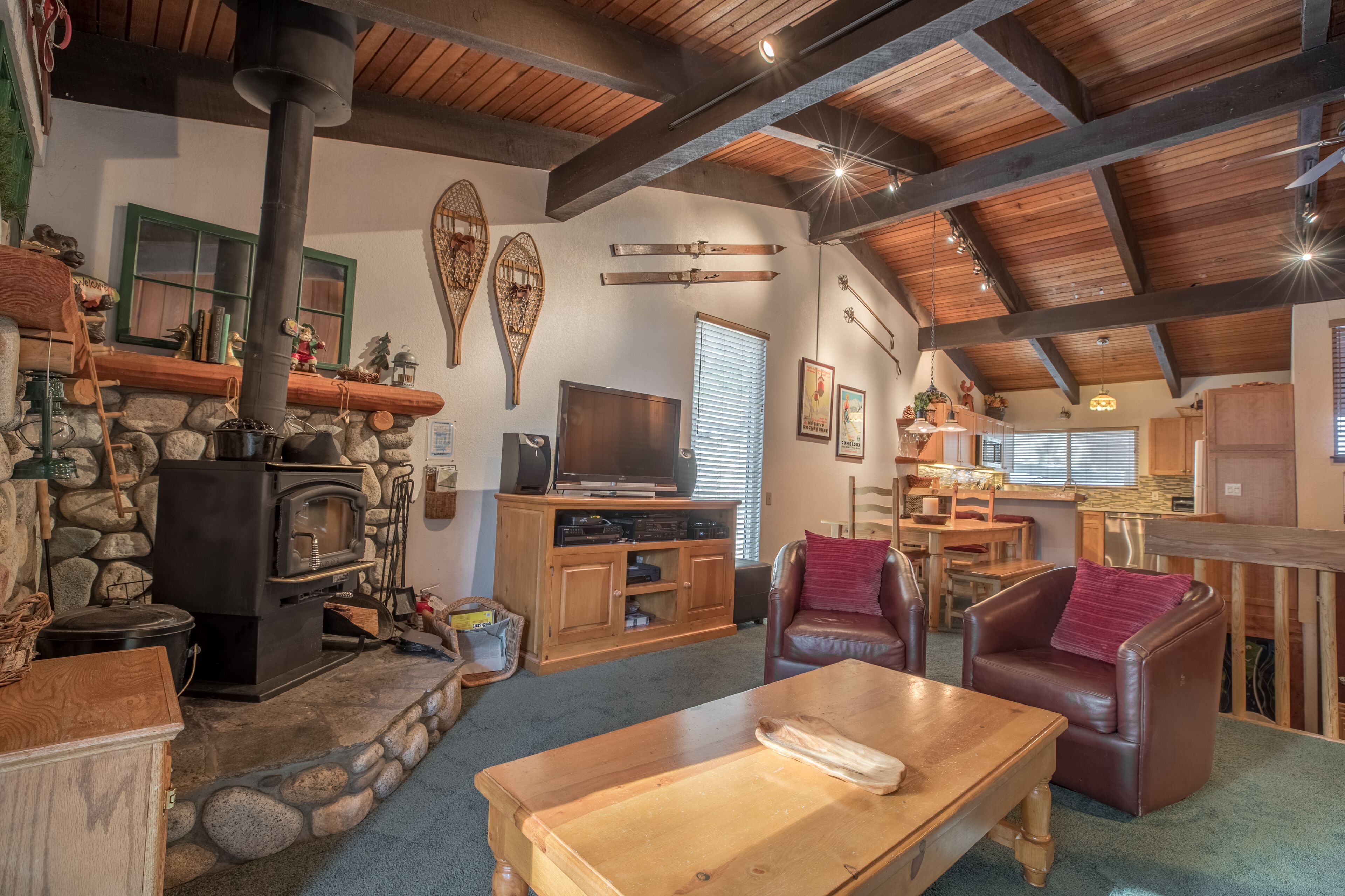 Remodeled 2BR/2BA Condo Walk to Canyon Lodge FREE WIFI Best Jacuzzi in Mammoth