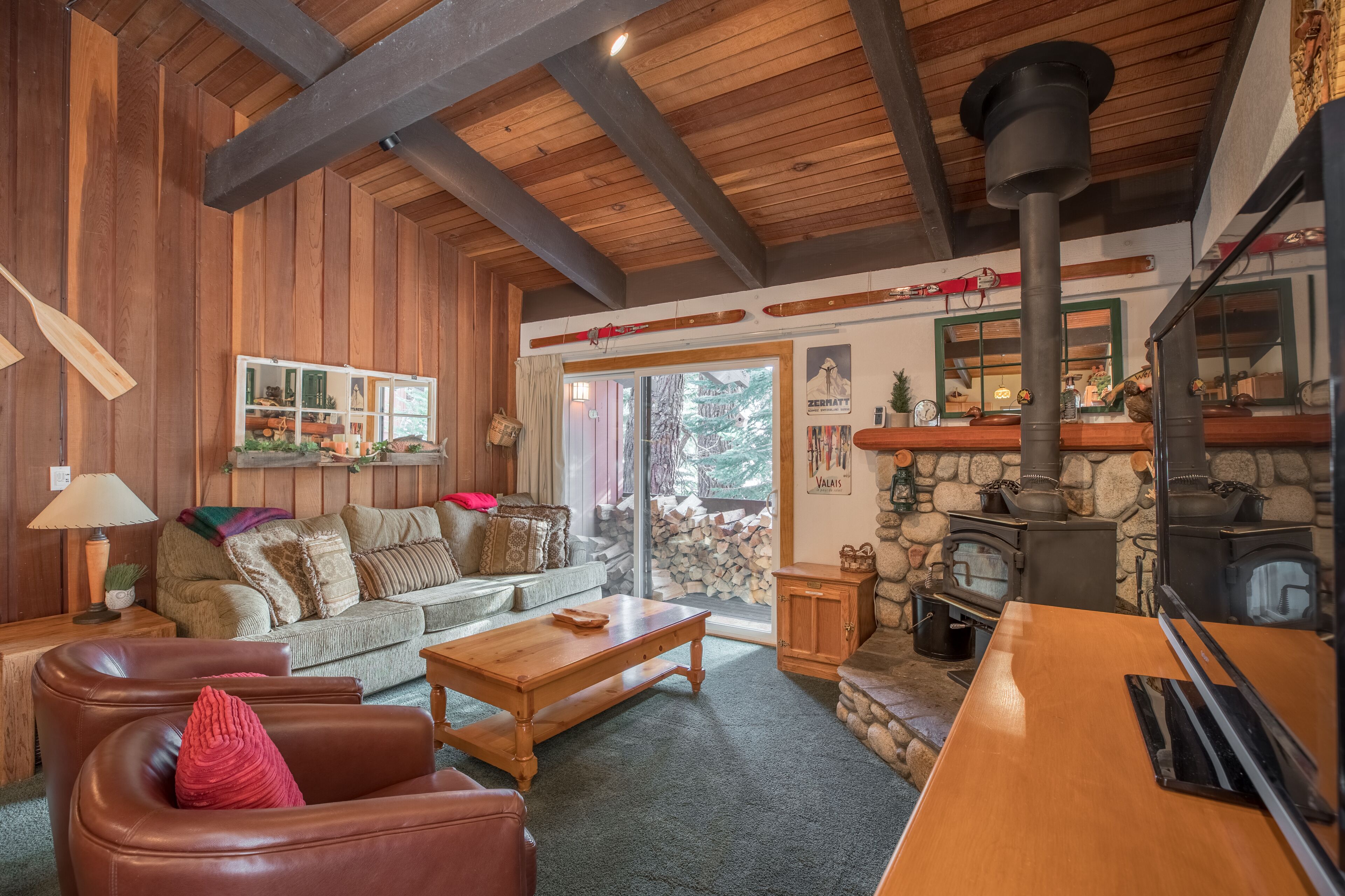 Remodeled 2BR/2BA Condo Walk to Canyon Lodge FREE WIFI Best Jacuzzi in Mammoth