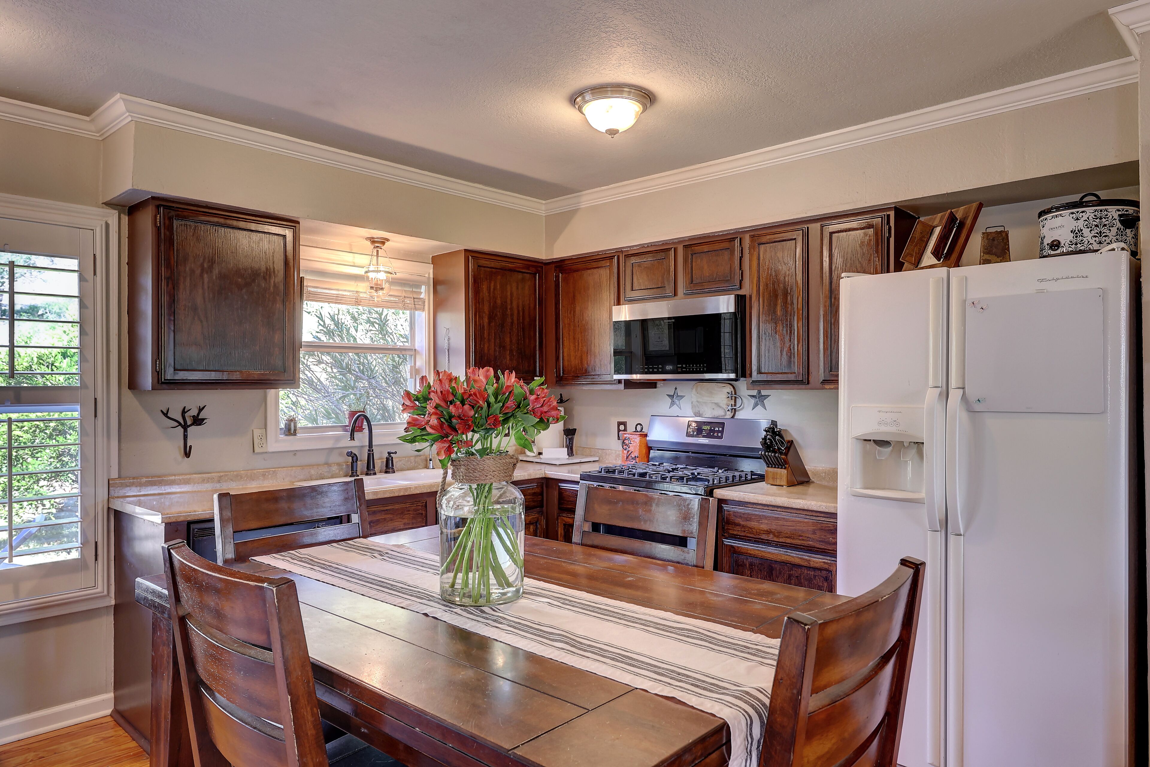 PRIVATE FAMILY GETAWAY/PRIVATE RIVERFRONT! Book now for 2024 ECLIPSE!  