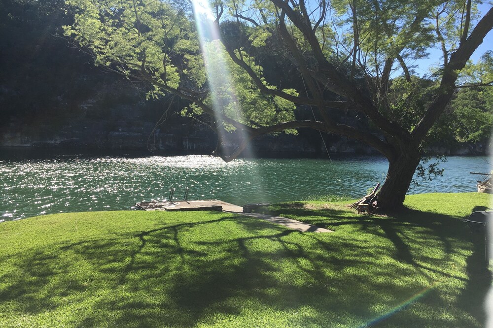 PRIVATE FAMILY GETAWAY/PRIVATE RIVERFRONT! Book now for 2024 ECLIPSE!