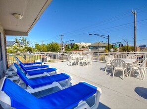 Outdoor dining - Walk to the beach, boardwalk and shopping! Pool on site, great location! (Ocean City)