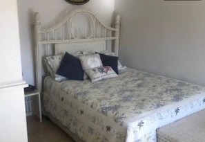 1 bedroom, iron/ironing board, free WiFi - Walk to the beach, boardwalk and shopping! Pool on site, great location! (Ocean City)