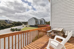 Outdoor dining - 4209- Moby Duck,  WiFi, baby gates, and access to the Georgetown Sands community pool and tennis (Duck)