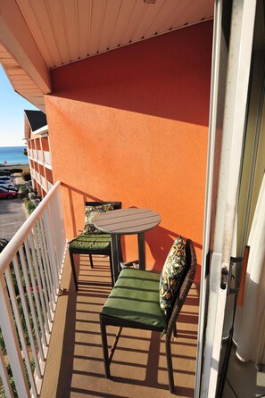 Outdoor dining - Living the dream on the Emerald Coast! Snowbird availability! Contact for rates. (Destin)