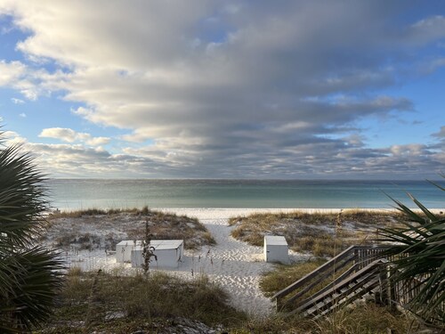 Living the dream on the Emerald Coast! Snowbird availability! Contact for rates.