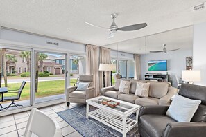 Smart-TV, Kamin, Bücher