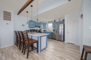 Kylskåp, mikrovågsugn, ugn och spishäll