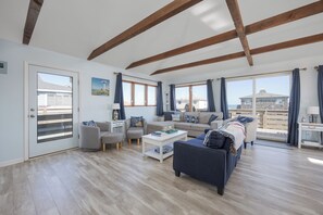 テレビ、テレビゲーム、DVD プレーヤー、書庫