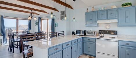 ثلاجة، ميكروويف، فرن، موقد طهي مسطح