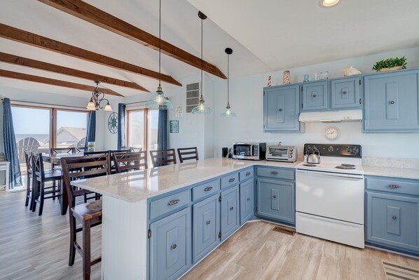 Køleskab, mikrobølgeovn, ovn, kogeplade