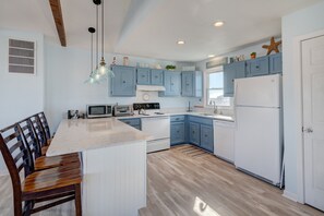 Køleskab, mikrobølgeovn, ovn, kogeplade