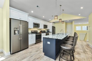 Großer Kühlschrank, Mikrowelle, Ofen, Herdplatte