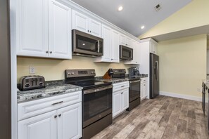 大冰箱、微波炉、烤箱、炉灶