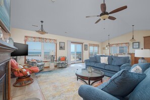 Fernseher, Kamin, Bücher