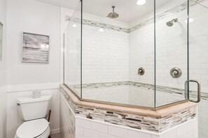 Bathtub, towels