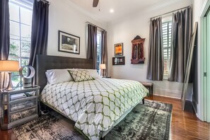 3 室のベッドルーム、WiFi (無料)、ベッドシーツ