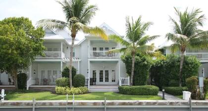 Coral Lagoon đ Beautiful Canal Front, Assigned Dock, Private Pool, Pet Friendly