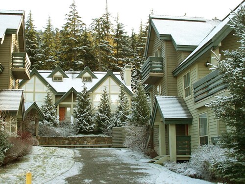  Private Hot Tub. Bring Your Dog! Spacious Ski-in Townhome close to Lost Lake.