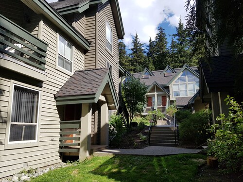  Private Hot Tub. Bring Your Dog! Spacious Ski-in Townhome close to Lost Lake.