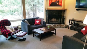 Smart TV, chimenea y estéreo