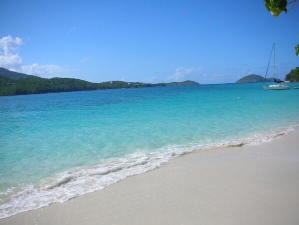 Nær stranden, solsenger og strandhåndklær