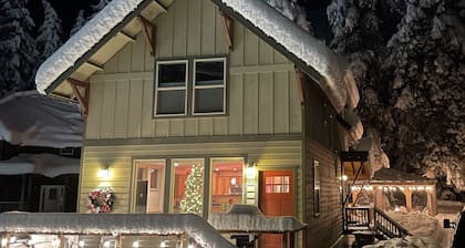 Ski Chalet with hot tub, sauna & fire pit, walking distance to brewery and food!