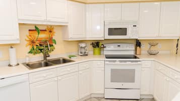 Een koelkast, een magnetron, een oven, een kookplaat