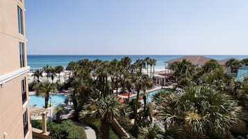 Een buitenzwembad, een verwarmd zwembad