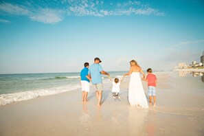 On the beach, sun-loungers, beach towels - BEACHFRONT! Golf Cart. Fully Stocked. FLYING? ... KIDS? No Problem - No Stress. (Miramar Beach)