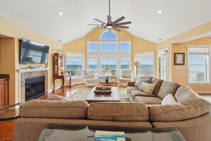 Televisión, chimenea, videojuegos y reproductor de DVD 