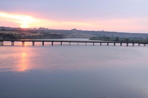 Un puente largo sobre aguas tranquilas durante el atardecer.