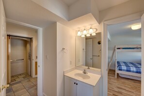 8 bedrooms, internet, bed sheets - 5710 - Karen's Krib | Oceanfront | Nags Head | Sleeps 16 (Nags Head)