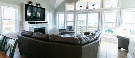 تلفزيون، مدفأة، مشغل دي في دي