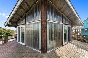 Exterior detail - 5997- H.M.S. Elizabeth, Classic 6 Bedroom Beach Box - Just Steps to the Sea! (Nags Head)