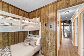 6 bedrooms, internet, bed sheets