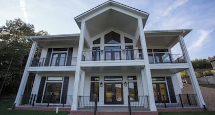 Waterfront, kayaks, dock in old kinderhook golf resort