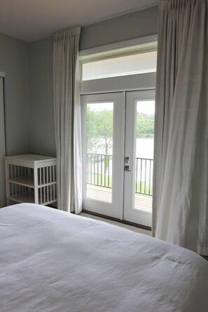 6 bedrooms, iron/ironing board, WiFi, bed sheets