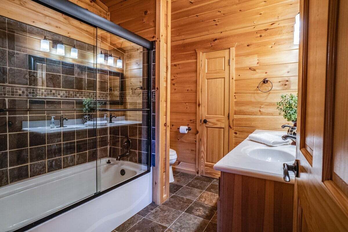 Bañera, secador de pelo y toallas