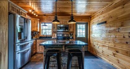 Chateau cabin with hot tub, pool table, lake view