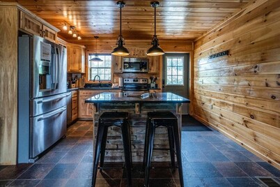 Chateau: 3 bedroom cabin with hot tub, pool table, lake view