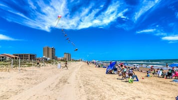 Ligstoelen aan het strand, strandlakens
