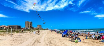 Gulfside Gathering Place: Your Ideal Coastal Getaway