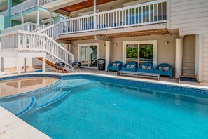 Utendørsbasseng og et oppvarmet basseng