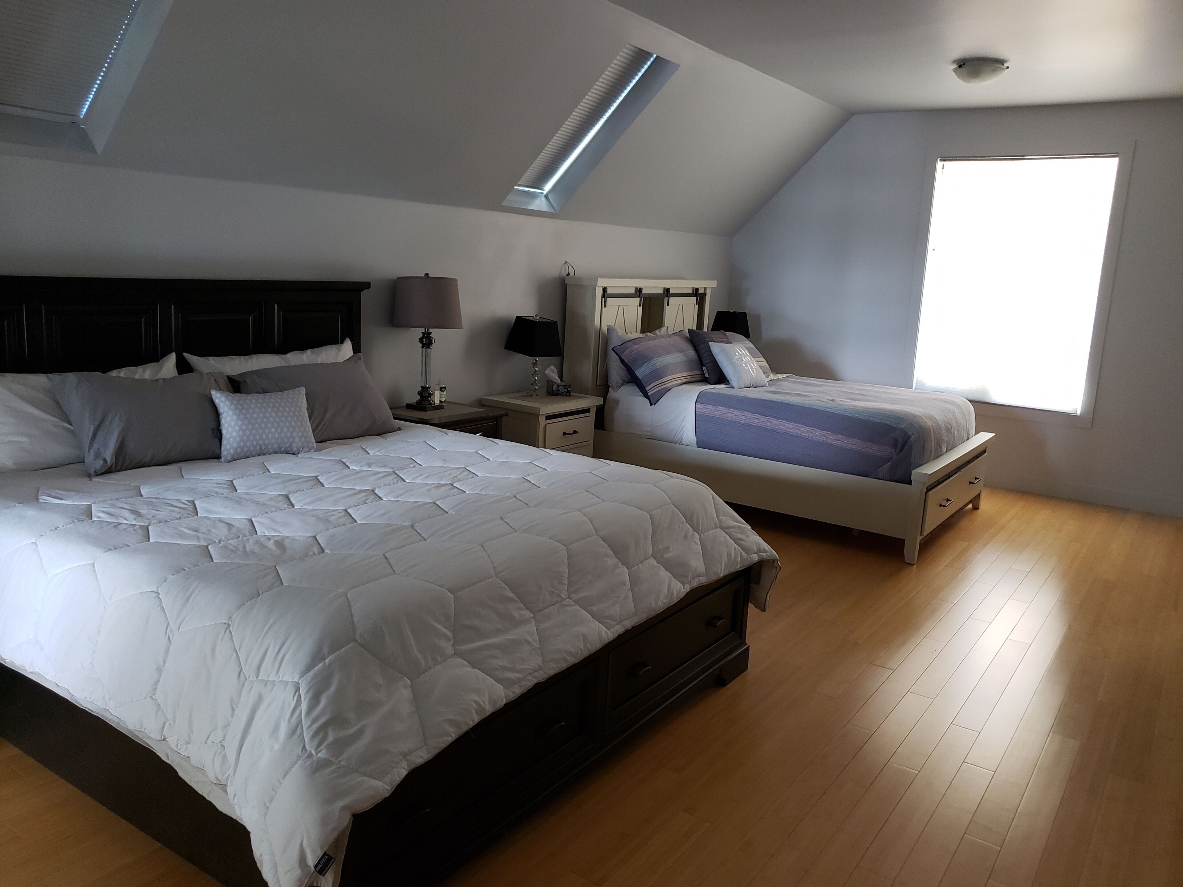 Shuswap Lake House Beachfront & Dock  Buoy Lakefront Acreage Parking+ Views+