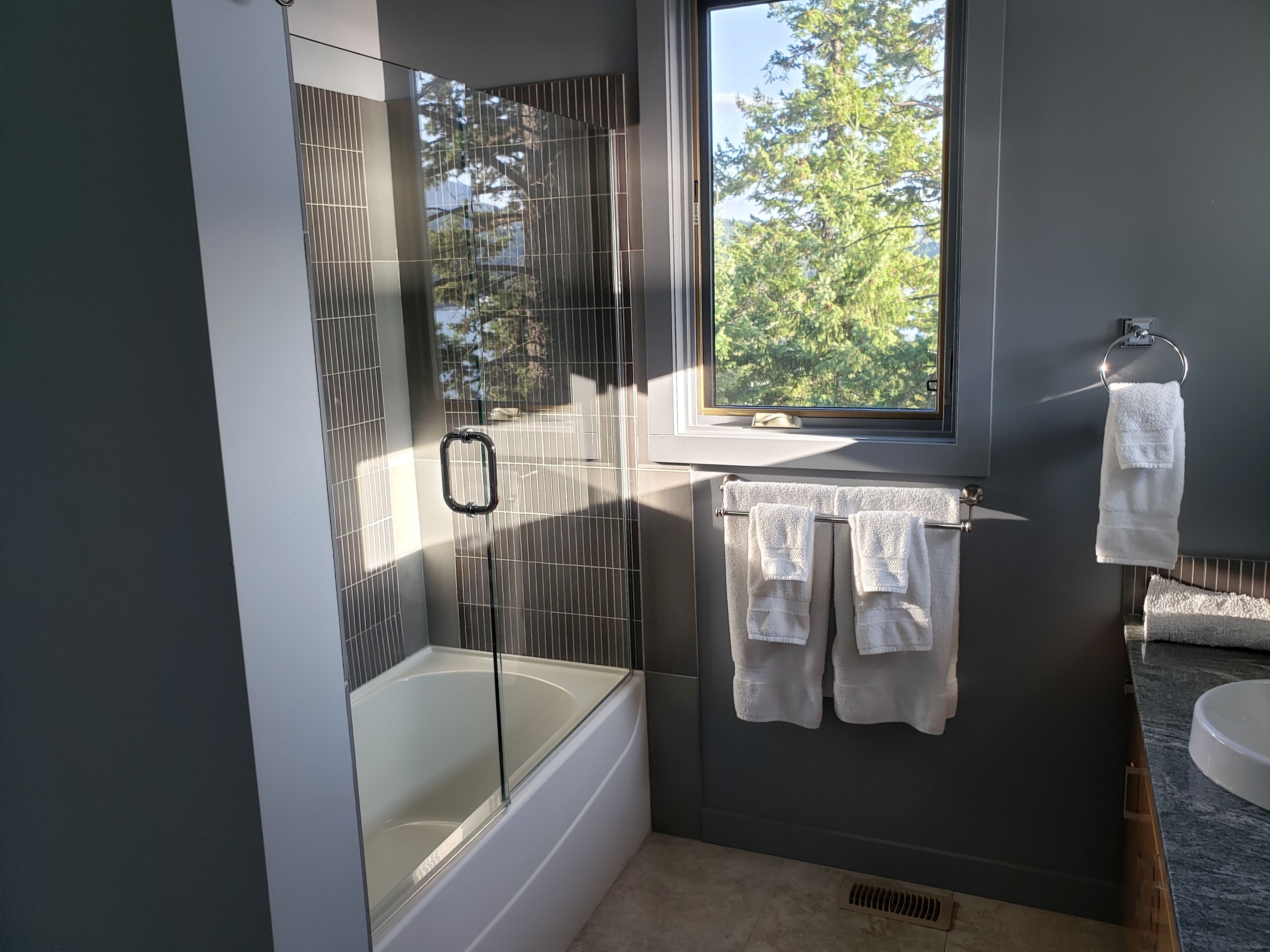 Shuswap Lake House Beachfront & Dock  Buoy Lakefront Acreage Parking+ Views+