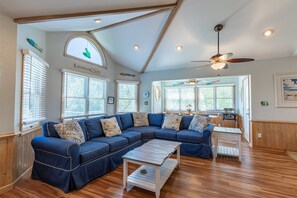 Televisión, chimenea, reproductor de DVD y estéreo 