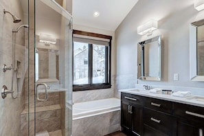 Ensemble douche/baignoire, sĂšche-cheveux, serviettes fournies
