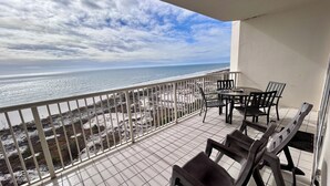 Un balcón con vista a la playa y al océano.